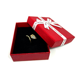 กล่องของขวัญ สีแดงผูกโบว์ขาว  7x9x3 cm.